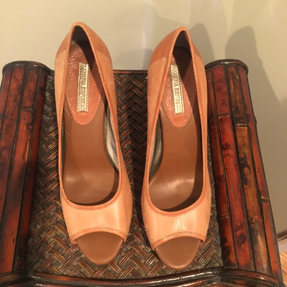 NWOT! Awesome leather peep toe pumps from Banana Republic!